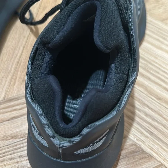 AUTHENTIC MENS YEEZYS BLACK SNEAKERS SIZE 9.5 - Picture 5 of 6